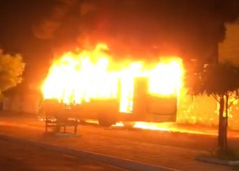 VÍDEO! Homens armados incendeiam ônibus após morte de dupla em Teresina