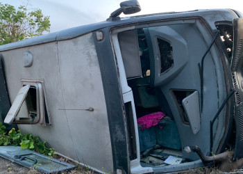 Ônibus com pacientes tomba após bater em cavalo no interior do Piauí