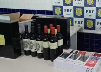 PRF apreende bebidas importadas, aparelhos eletrônicos e drogas durante fiscalização em ônibus no Piauí