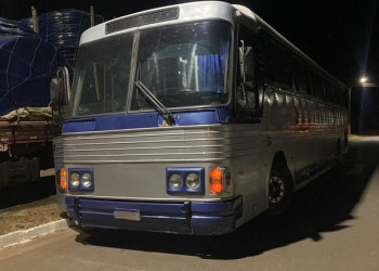 Ônibus com restrição judicial e placa clonada é apreendido pela PRF em Picos