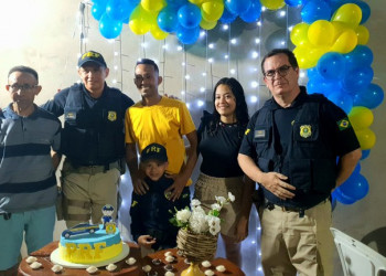 Menino de seis anos fã da PRF recebe visita de policiais durante festa de aniversário no Piauí