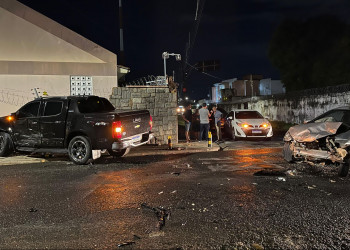 Carro derruba muro de casa após colisão na zona Leste de Teresina