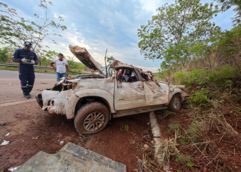 Carro capota, sai da pista e deixa duas pessoas feridas no Sul do Piauí