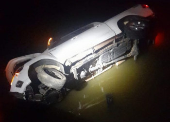 Motorista perde controle e cai com veículo dentro de rio, em Campo Maior