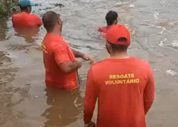 Equipes retomam buscas por gêmeos que desapareceram em barragem no Piauí