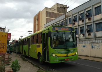 Motoristas e cobradores de ônibus realizam paralisação em Teresina