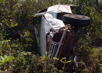 Carro capota e homem morre após ser arremessado para fora do veículo no interior do Piauí