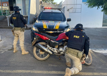 Motociclista tenta fugir da polícia, mas é preso com veículo adulterado no Piauí
