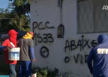 Após operação, polícia apaga pichações de facções na Vila Santo Afonso, em Teresina