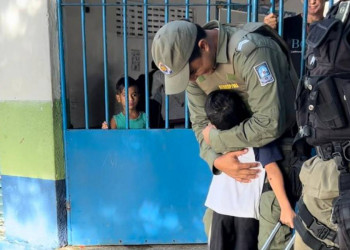 VÍDEO! Criança abraça PM durante policiamento em escola de Teresina