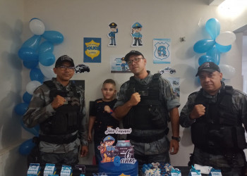 Fã da polícia, menino autista recebe visita de militares em festa de aniversário temática no Piauí