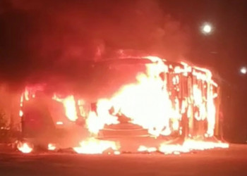 Após morte de dupla, Teresina tem noite de terror com mais 4 ônibus incendiados por faccionados