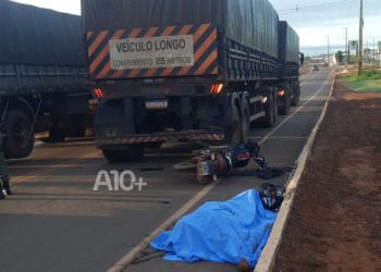 Motociclista morre após bater em carreta no interior do Piauí; vídeo mostra acidente