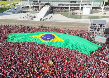 Bandeira gigante estendida na posse do presidente Lula foi feita no Piauí