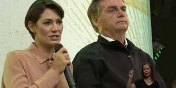 “Guerra do bem contra o mal”, diz Michelle em culto com Bolsonaro