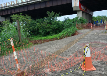 Deslizamento de terra embaixo da Ponte Anselmo Dias causa perigo para pedestres em Teresina