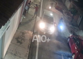 Criminosos armados abordam mulheres e roubam carro em Teresina; vídeo