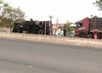 Caminhão tomba após bater em barreira e rodovia fica parcialmente interditada em Teresina