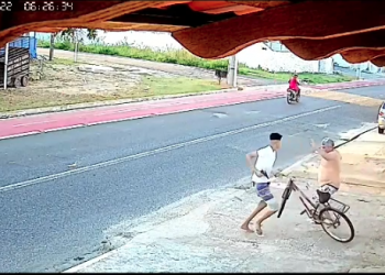 Homem reage a assalto e tenta agredir criminoso com chineladas em Teresina; vídeo