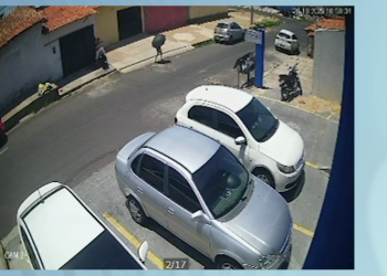 Motociclista é perseguido por bandido até sua casa e tem cordão de ouro levado; vídeo mostra ação