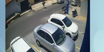 Motociclista é perseguido por bandido até sua casa e tem cordão de ouro levado; vídeo mostra ação