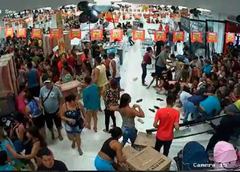 Multidão invade loja, quebra vidros e deixa mais de 15 feridos em ação de Black Friday; vídeo