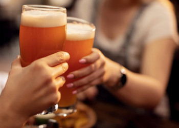 Beber até duas cervejas por dia não aumenta risco de morte, conclui estudo