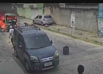 Homem é atropelado por kombi em chamas no Rio de Janeiro; VÍDEO!