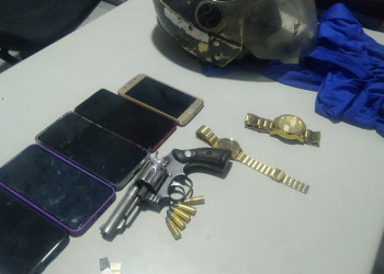 Suspeito de assaltar mulher é preso pela polícia com diversos celulares e arma de fogo