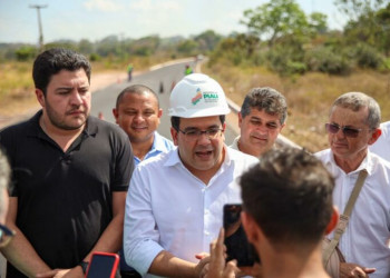 Durante visita a obras em Piracuruca, Rafael anuncia nova estrada para o Parque de Sete Cidades