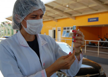 Trabalhadores da saúde com 18 anos e mais podem receber vacinas da gripe e bivalente nesta quarta