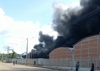 Incêndio de grande proporção  atinge fábrica na zona Sul de Teresina; assista