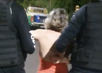 Mulher é levada para Central de Flagrantes após desacatar policiais que faziam blitz em Teresina