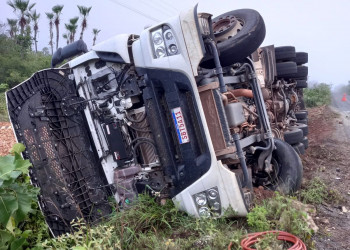 Caminhão de carga tomba e motorista morre em acidente no interior do Piauí