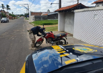 Homem é preso pela PRF por conduzir motocicleta roubada no Maranhão