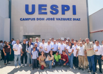 Governador inaugura reforma e modernização de escola e Uespi em Bom Jesus