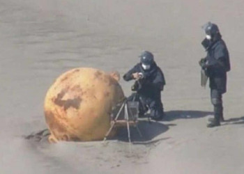 Autoridades não sabem o que é a misteriosa bola de metal que apareceu em praia do Japão