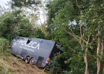 Colisão entre ambulância e ônibus da banda Moleca 100 Vergonha deixa um morto no Piauí