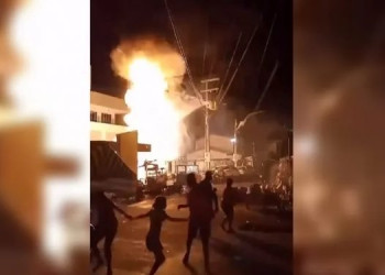 Poste explode e jato de fogo assusta moradores em Juazeiro do Norte, Ceará; vídeo