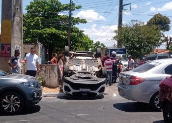 Taxista fica ferido após capotar veículo na Avenida Gil Martins, em Teresina