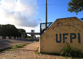 UFPI abre seleção para professor substituto com salários de até R$ 6,3 mil; veja edital