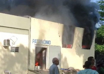 Incêndio de grandes proporções atinge setor de patrimônio da Uespi, em Teresina; VÍDEO!