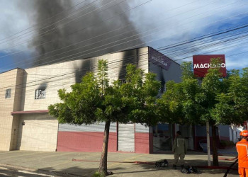 Incêndio de grandes proporções atinge loja da Mastercar Lataria, em Teresina; vídeo
