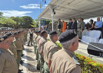 PM homenageia policiais e forma turma de oficiais durante solenidade do Dia de Tiradentes, no Piauí