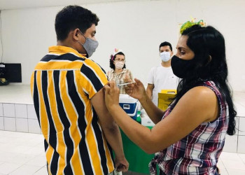 Sesapi realiza vacinação contra influenza no Centro Administrativo em Teresina