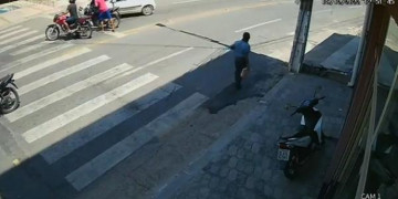 Mulher tem moto roubada ao parar em semáforo no Piauí; vídeo