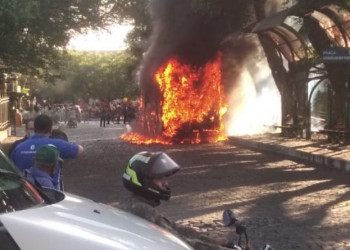 Homem é preso após atear fogo em ônibus no Centro de Teresina; assista ao vídeo