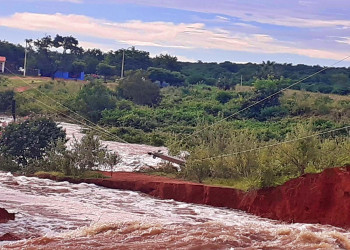 Parede de barragem cede, derruba poste elétrico e deixa moradores de cidade no Piauí sem energia