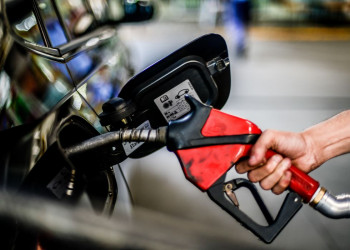 Gasolina deve chegar a R$ 5,05 nos postos, com redução nas refinarias a partir desta quarta-feira