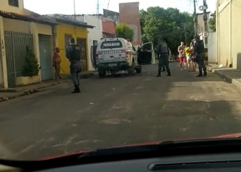Homem tem ataque de fúria, tenta matar vizinhas a facadas e é preso no Maranhão